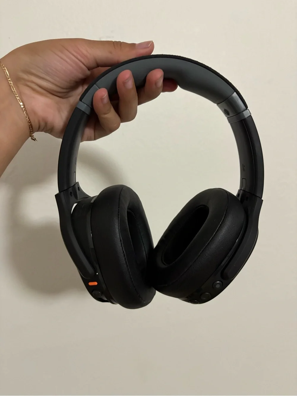 Skull candies Black headphones with 3.5mm Jack and USB Cable